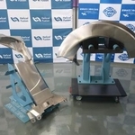 　試作が完了した「コイルケース」の部品（右）＝１７日午後、愛知県一宮市