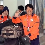 　羽田空港に帰国したミラノ・コルティナ冬季パラリンピックスノーボード男子の小栗大地＝１７日午後