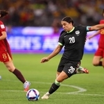 　サッカー女子アジア・カップの中国戦でシュートを打つオーストラリアのＦＷカー（中央）＝１７日、パース（ゲッティ＝共同）