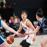 　アルゼンチン戦でボールをキープする山本（中央）＝イスタンブール（ゲッティ＝共同）