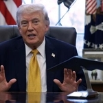 　メディアに話すトランプ米大統領＝１６日、ホワイトハウス（ゲッティ＝共同）