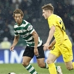 　ボデグリムト戦の後半、プレーするスポルティングの守田（左）＝リスボン（共同）