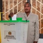 　コンゴ共和国の大統領選で投票するサスヌゲソ大統領＝１５日、首都ブラザビル（ＡＰ＝共同）