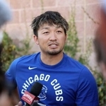 　記者の質問に答えるカブス・鈴木＝メサ（共同）