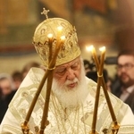 　モスクワのクレムリンにある聖堂で礼拝を執り行うジョージア正教会総主教のイリヤ２世＝２０１３年１月（タス＝共同）