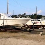 　不屈（左）と平和丸＝１８日午前、沖縄県名護市の辺野古漁港