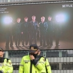 　ソウル中心部・光化門広場にある大型モニターに映し出されたＢＴＳ公演のプロモーション映像＝１１日、ソウル（聯合＝共同）