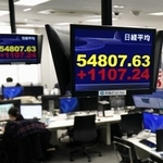 　上げ幅が一時１１００円を超えた日経平均株価を示すモニター＝１８日午前、東京都港区の外為どっとコム