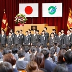 　石川県輪島市の河井小で開かれた合同卒業式＝１８日午前