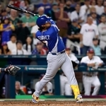 　米国戦の９回、勝ち越し二塁打を放つベネズエラのＥ・スアレス＝マイアミ（共同）