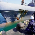 　貨物船末広丸の船首部分を調べる海保関係者＝１８日午前、青森県八戸市