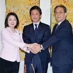 　会談後に握手する（左から）公明党の竹谷代表、中道改革連合の小川代表、立憲民主党の水岡代表＝１８日午後、国会