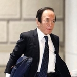 　金融政策決定会合に出席するため、日銀本店に入る植田総裁＝１８日午前