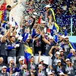 　野球のＷＢＣ決勝で米国を破って初優勝を果たし、表彰式で喜ぶベネズエラの選手ら＝１７日、マイアミ（ゲッティ＝共同）