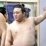 　稽古する炎鵬＝昨年１２月、東京都墨田区の伊勢ケ浜部屋