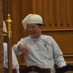 　ミャンマーの上院に到着したアウンリンドゥエ氏＝１８日、首都ネピドー（ＡＰ＝共同）