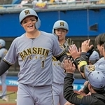 　３回、２ランを放ちナインに迎えられる阪神・森下（左手前）＝ＺＯＺＯマリン