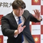 　大相撲の追手風部屋への入門を発表し、突っ張りを披露する金沢学院大の大森康弘＝１８日、金沢市