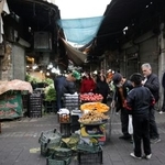 　イランの首都テヘランで、市場を歩く人々＝１０日（ゲッティ＝共同）