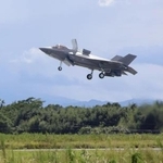 　航空自衛隊新田原基地に配備されたＦ３５Ｂステルス戦闘機＝２０２５年９月、宮崎県新富町