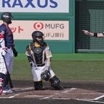 　ソフトバンク戦で打者のピッチクロック違反を取られた日本代表・佐藤＝２月、サンマリン宮崎