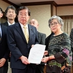 　平口法相（中央左）に要望書を提出する高橋シズヱさん（同右）＝１８日午後、法務省