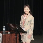 　２０２５年１１月に神奈川県横須賀市で開かれたダウン症の啓発イベントに登壇した酒井萌さん（公益財団法人日本ダウン症協会提供）