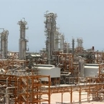 　イラン南部ブシェール州のガス田関連施設＝２００５年６月（ゲッティ＝共同）