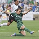 　日テレ東京Ｖの山本柚月選手（手前）＝２０２５年５月、西が丘