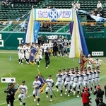 　第９８回選抜高校野球大会の開会式で、入場行進する横浜（手前）の選手ら＝１９日午前、甲子園球場