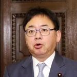 　記者会見する上野厚労相＝１９日午前、国会