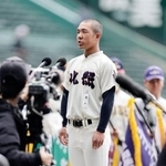 　第９８回選抜高校野球大会の開会式で、選手宣誓する北照の手代森煌斗主将＝１９日午前、甲子園球場