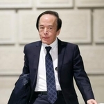 　金融政策決定会合に出席するため、日銀本店に入る植田総裁＝１９日午前（代表撮影）