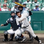 　帝京-沖縄尚学　８回裏帝京１死満塁、蔦原が中越えに逆転の２点二塁打を放つ。捕手山川＝甲子園