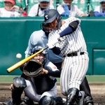 　帝京-沖縄尚学　８回裏帝京１死満塁、蔦原が中越えに逆転の２点二塁打を放つ。捕手山川＝甲子園