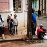 　キューバの首都ハバナで、停電が続く中、道端で過ごす人々＝１７日（ＡＰ＝共同）