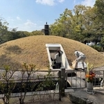 　納められている骨つぼの再点検が行われた原爆供養塔＝１９日午前、広島市の平和記念公園