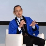 　日本再生医療学会総会での対談で発言する山中伸弥京都大教授＝１９日午後、神戸市
