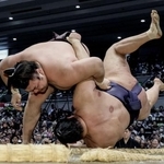 　霧島（左）が上手投げで豊昇龍を破る＝エディオンアリーナ大阪