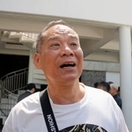 　傍聴後に報道陣の取材に応じる被災者の羅さん＝１９日、香港（共同）