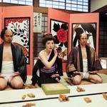 　東映太秦映画村の内覧会で行われた夜限定イベント「丁半博打」＝１９日午後、京都市右京区