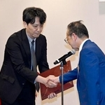 　「ボーン・上田記念国際記者賞」を受賞した共同通信政治部の福田公則記者（左）＝１９日午後、東京都千代田区