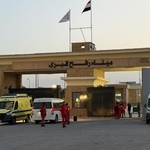 　１９日、ラファ検問所のエジプト側に止まるエジプト保健省の救急車（ゲッティ＝共同）