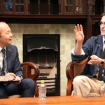 　長崎市の鈴木史朗市長（左）と対談するクレイグ・モドさん＝１９日午後、長崎市