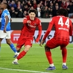 　ゲンク戦にフル出場したフライブルクの鈴木唯人（中央）＝１９日（ロイター＝共同）