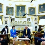 　ホワイトハウスで会談する高市首相（奥左）とトランプ米大統領（同右）＝１９日、ワシントン（ＡＰ＝共同）