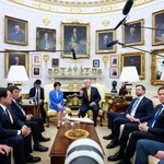 　ホワイトハウスで会談する高市首相（奥左）とトランプ米大統領（同右）＝１９日、ワシントン（共同）