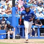 　ヤンキース戦の５回、二塁打を放つブルージェイズ・岡本＝ダンイーデン（共同）