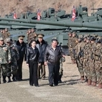 　首都防御軍団の訓練基地を訪れる北朝鮮の金正恩朝鮮労働党総書記（手前右）と娘（同左）＝１９日（朝鮮中央通信＝共同）