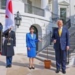 　桜の苗木を挟み記念撮影するトランプ米大統領（右）と高市首相＝１９日、ワシントンのホワイトハウス（内閣広報室提供）